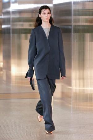 ルメール、ボリュームで遊ぶモダンワードローブ【2017-18秋冬ウィメンズ】