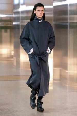 ルメール、ボリュームで遊ぶモダンワードローブ【2017-18秋冬ウィメンズ】