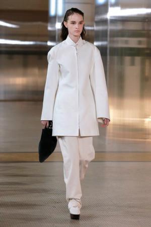 ルメール、ボリュームで遊ぶモダンワードローブ【2017-18秋冬ウィメンズ】