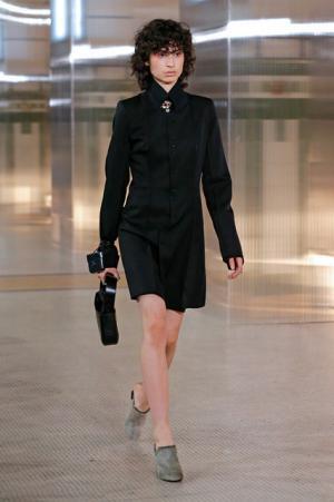ルメール、ボリュームで遊ぶモダンワードローブ【2017-18秋冬ウィメンズ】