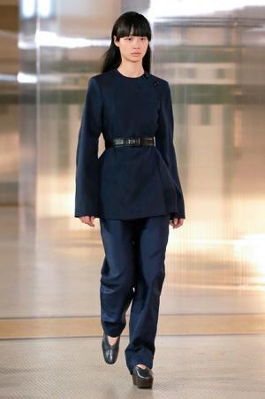 ルメール、ボリュームで遊ぶモダンワードローブ【2017-18秋冬ウィメンズ】