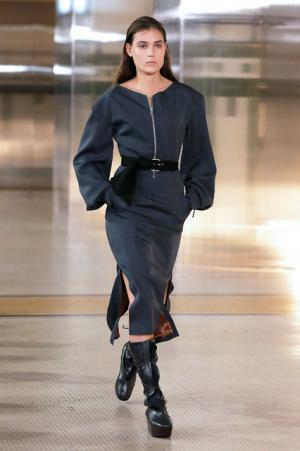 ルメール、ボリュームで遊ぶモダンワードローブ【2017-18秋冬ウィメンズ】