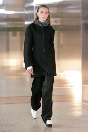 ルメール、ボリュームで遊ぶモダンワードローブ【2017-18秋冬ウィメンズ】