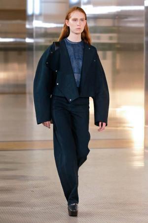 ルメール、ボリュームで遊ぶモダンワードローブ【2017-18秋冬ウィメンズ】