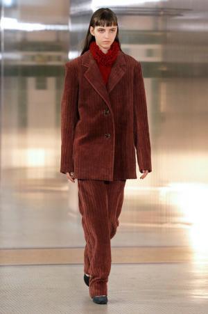 ルメール、ボリュームで遊ぶモダンワードローブ【2017-18秋冬ウィメンズ】