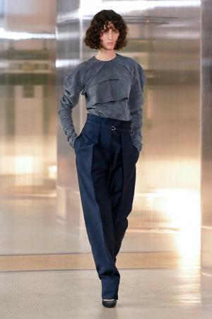 ルメール、ボリュームで遊ぶモダンワードローブ【2017-18秋冬ウィメンズ】