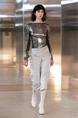 ルメール、ボリュームで遊ぶモダンワードローブ【2017-18秋冬ウィメンズ】