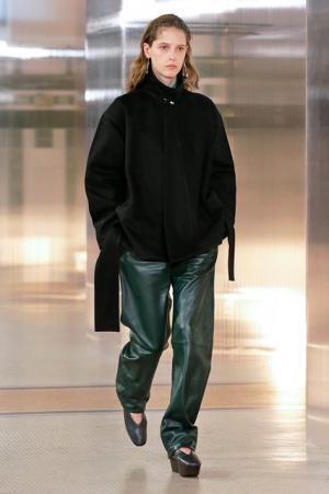 ルメール、ボリュームで遊ぶモダンワードローブ【2017-18秋冬ウィメンズ】