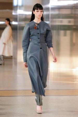 ルメール、ボリュームで遊ぶモダンワードローブ【2017-18秋冬ウィメンズ】