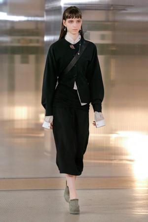 ルメール、ボリュームで遊ぶモダンワードローブ【2017-18秋冬ウィメンズ】