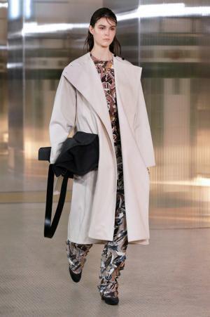 ルメール、ボリュームで遊ぶモダンワードローブ【2017-18秋冬ウィメンズ】