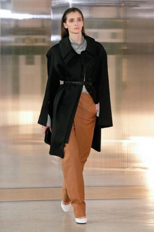 ルメール、ボリュームで遊ぶモダンワードローブ【2017-18秋冬ウィメンズ】