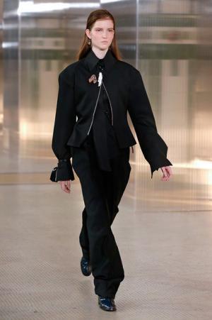 ルメール、ボリュームで遊ぶモダンワードローブ【2017-18秋冬ウィメンズ】