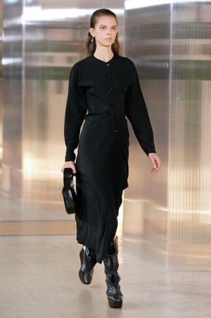 ルメール、ボリュームで遊ぶモダンワードローブ【2017-18秋冬ウィメンズ】