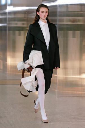 ルメール、ボリュームで遊ぶモダンワードローブ【2017-18秋冬ウィメンズ】