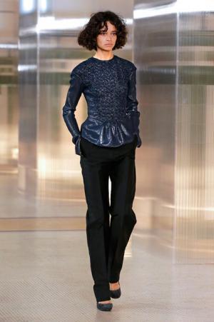 ルメール、ボリュームで遊ぶモダンワードローブ【2017-18秋冬ウィメンズ】