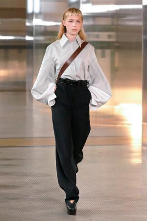 ルメール、ボリュームで遊ぶモダンワードローブ【2017-18秋冬ウィメンズ】