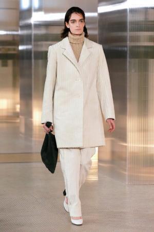 ルメール、ボリュームで遊ぶモダンワードローブ【2017-18秋冬ウィメンズ】