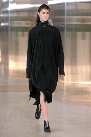 ルメール、ボリュームで遊ぶモダンワードローブ【2017-18秋冬ウィメンズ】
