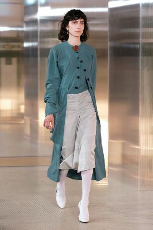 ルメール、ボリュームで遊ぶモダンワードローブ【2017-18秋冬ウィメンズ】