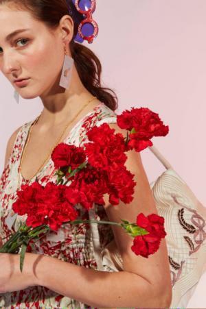 シアタープロダクツが新宿伊勢丹でポップアップ。「旅に持ち歩きたいエレガンスとリラックス、そして花束」