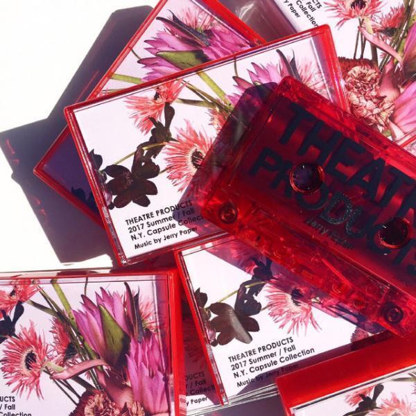 シアタープロダクツが新宿伊勢丹でポップアップ。「旅に持ち歩きたいエレガンスとリラックス、そして花束」