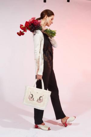 シアタープロダクツが新宿伊勢丹でポップアップ。「旅に持ち歩きたいエレガンスとリラックス、そして花束」