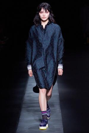 ウジョー、美しく丁寧に壊して完成する新しいテーラリングの可能性【2017-18秋冬ウィメンズ】