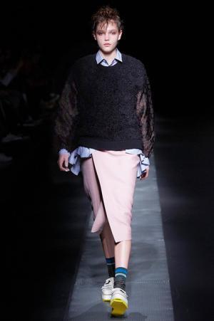 ウジョー、美しく丁寧に壊して完成する新しいテーラリングの可能性【2017-18秋冬ウィメンズ】