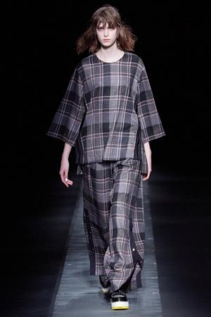 ウジョー、美しく丁寧に壊して完成する新しいテーラリングの可能性【2017-18秋冬ウィメンズ】