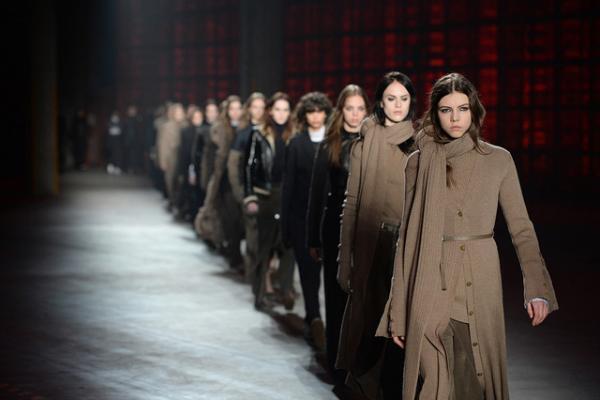 親しみ感じる、ディーゼル ブラック ゴールドのノスタルジックなアーバンルック【2017-18秋冬ウィメンズ】