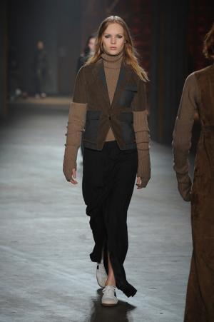 親しみ感じる、ディーゼル ブラック ゴールドのノスタルジックなアーバンルック【2017-18秋冬ウィメンズ】