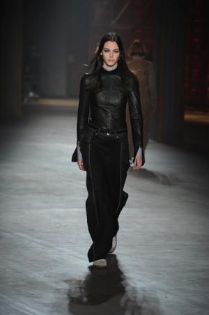 親しみ感じる、ディーゼル ブラック ゴールドのノスタルジックなアーバンルック【2017-18秋冬ウィメンズ】