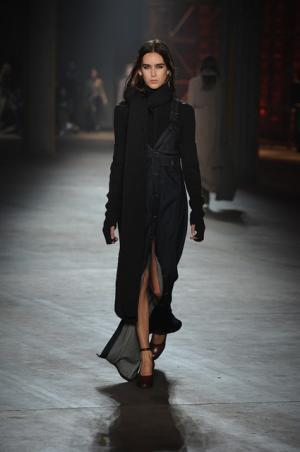 親しみ感じる、ディーゼル ブラック ゴールドのノスタルジックなアーバンルック【2017-18秋冬ウィメンズ】