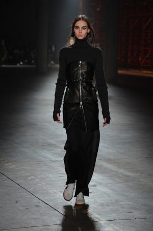 親しみ感じる、ディーゼル ブラック ゴールドのノスタルジックなアーバンルック【2017-18秋冬ウィメンズ】