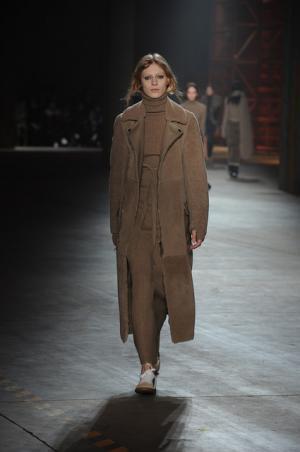 親しみ感じる、ディーゼル ブラック ゴールドのノスタルジックなアーバンルック【2017-18秋冬ウィメンズ】