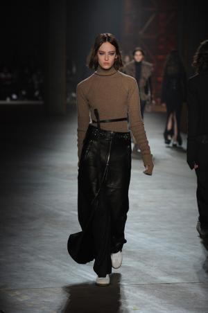 親しみ感じる、ディーゼル ブラック ゴールドのノスタルジックなアーバンルック【2017-18秋冬ウィメンズ】