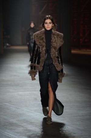 親しみ感じる、ディーゼル ブラック ゴールドのノスタルジックなアーバンルック【2017-18秋冬ウィメンズ】