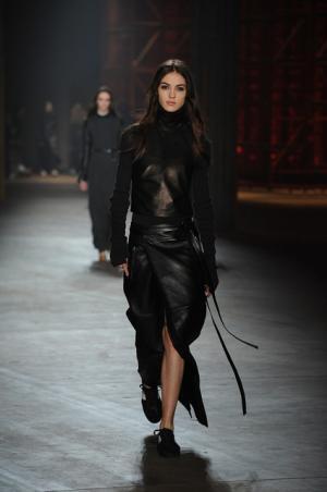 親しみ感じる、ディーゼル ブラック ゴールドのノスタルジックなアーバンルック【2017-18秋冬ウィメンズ】