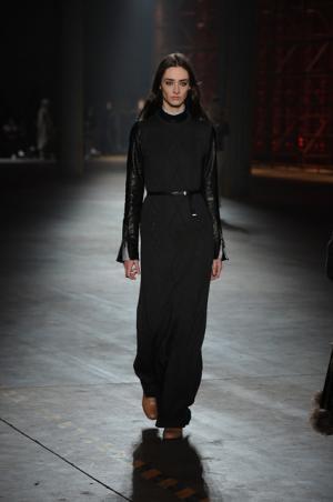 親しみ感じる、ディーゼル ブラック ゴールドのノスタルジックなアーバンルック【2017-18秋冬ウィメンズ】