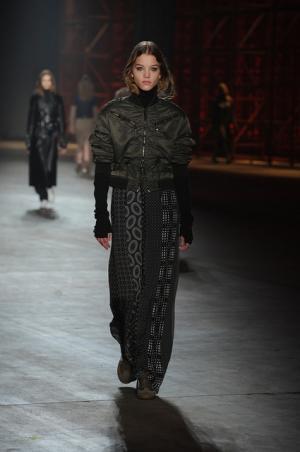 親しみ感じる、ディーゼル ブラック ゴールドのノスタルジックなアーバンルック【2017-18秋冬ウィメンズ】