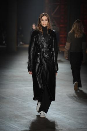 親しみ感じる、ディーゼル ブラック ゴールドのノスタルジックなアーバンルック【2017-18秋冬ウィメンズ】