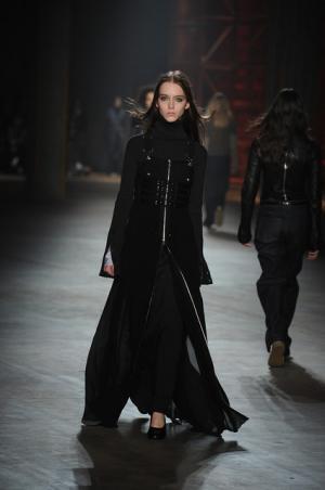 親しみ感じる、ディーゼル ブラック ゴールドのノスタルジックなアーバンルック【2017-18秋冬ウィメンズ】