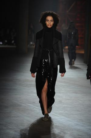 親しみ感じる、ディーゼル ブラック ゴールドのノスタルジックなアーバンルック【2017-18秋冬ウィメンズ】