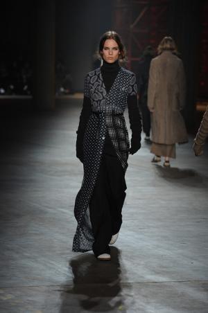 親しみ感じる、ディーゼル ブラック ゴールドのノスタルジックなアーバンルック【2017-18秋冬ウィメンズ】