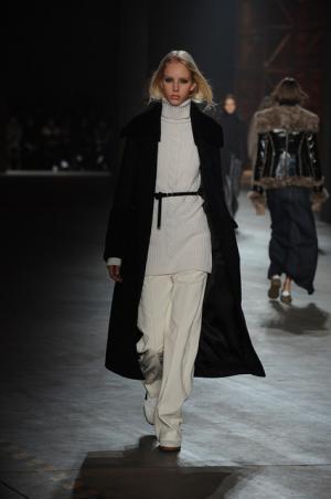 親しみ感じる、ディーゼル ブラック ゴールドのノスタルジックなアーバンルック【2017-18秋冬ウィメンズ】