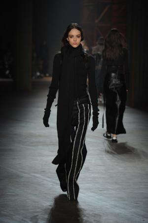 親しみ感じる、ディーゼル ブラック ゴールドのノスタルジックなアーバンルック【2017-18秋冬ウィメンズ】