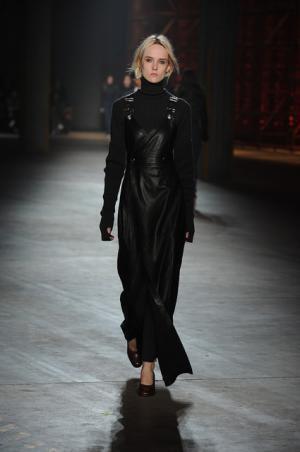 親しみ感じる、ディーゼル ブラック ゴールドのノスタルジックなアーバンルック【2017-18秋冬ウィメンズ】