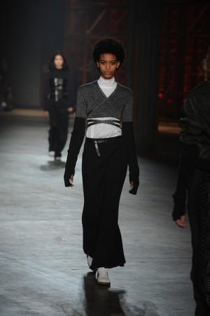 親しみ感じる、ディーゼル ブラック ゴールドのノスタルジックなアーバンルック【2017-18秋冬ウィメンズ】