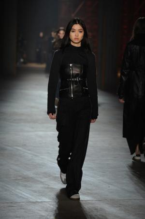 親しみ感じる、ディーゼル ブラック ゴールドのノスタルジックなアーバンルック【2017-18秋冬ウィメンズ】